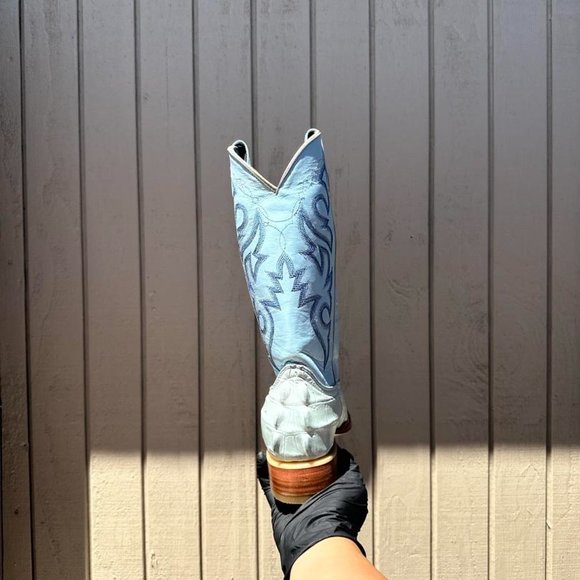 #8 Crocodile Tail Design Western Boot in Light Blue - Picture 4 of 5